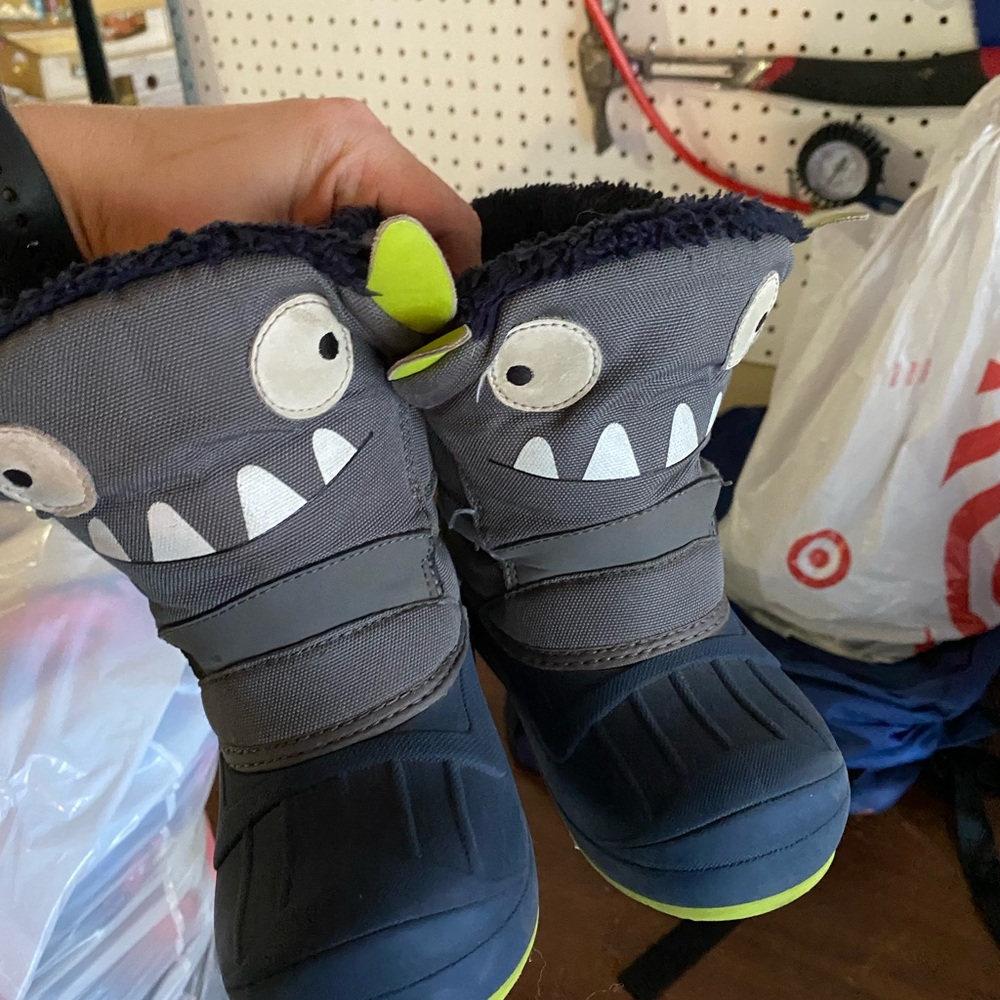Cat and Jack snow boots toddler size 10